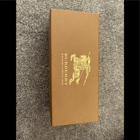 Burberry eyeglasses box . - Picture 1 of 3